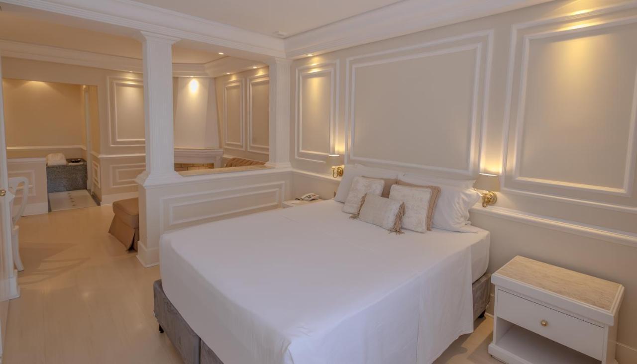 Suíte com Cama King-size e Banheira de Hidromassagem